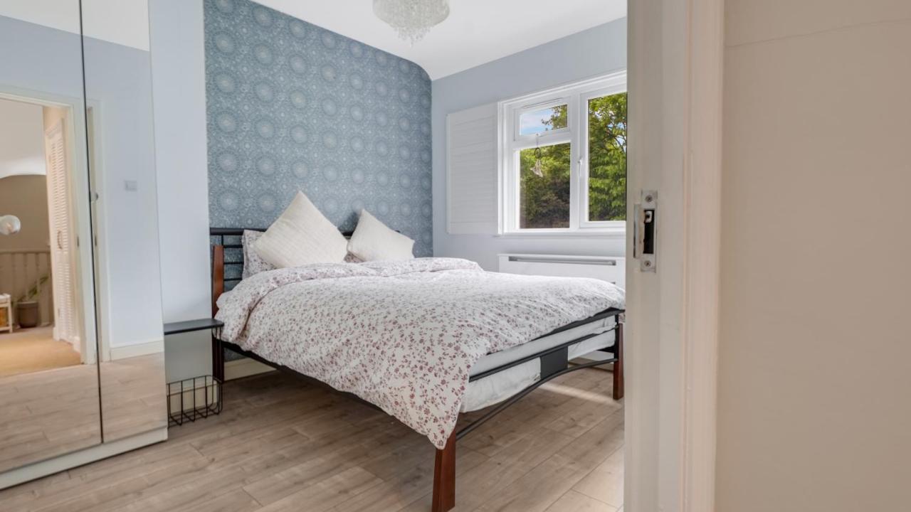 Cosy Luxurious Family Home Лондон Экстерьер фото